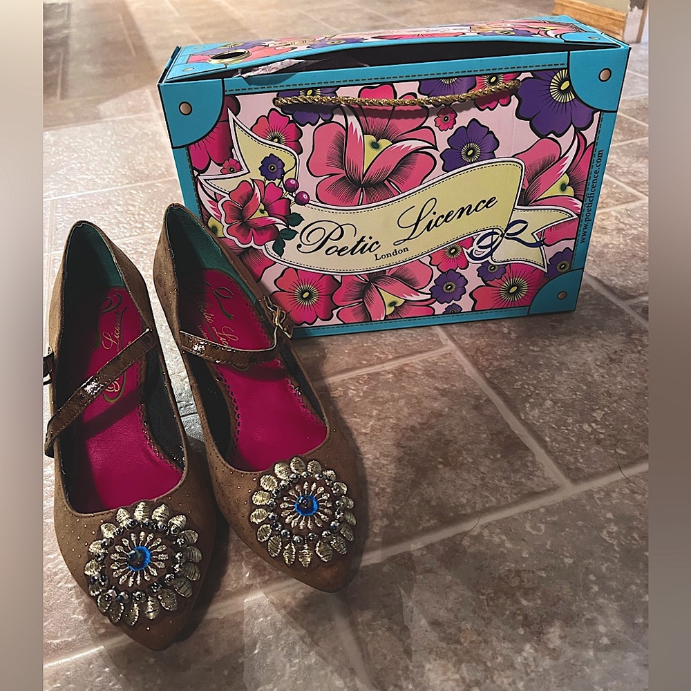 Poetic License kitten heels, size eur 37, never worn, with box.